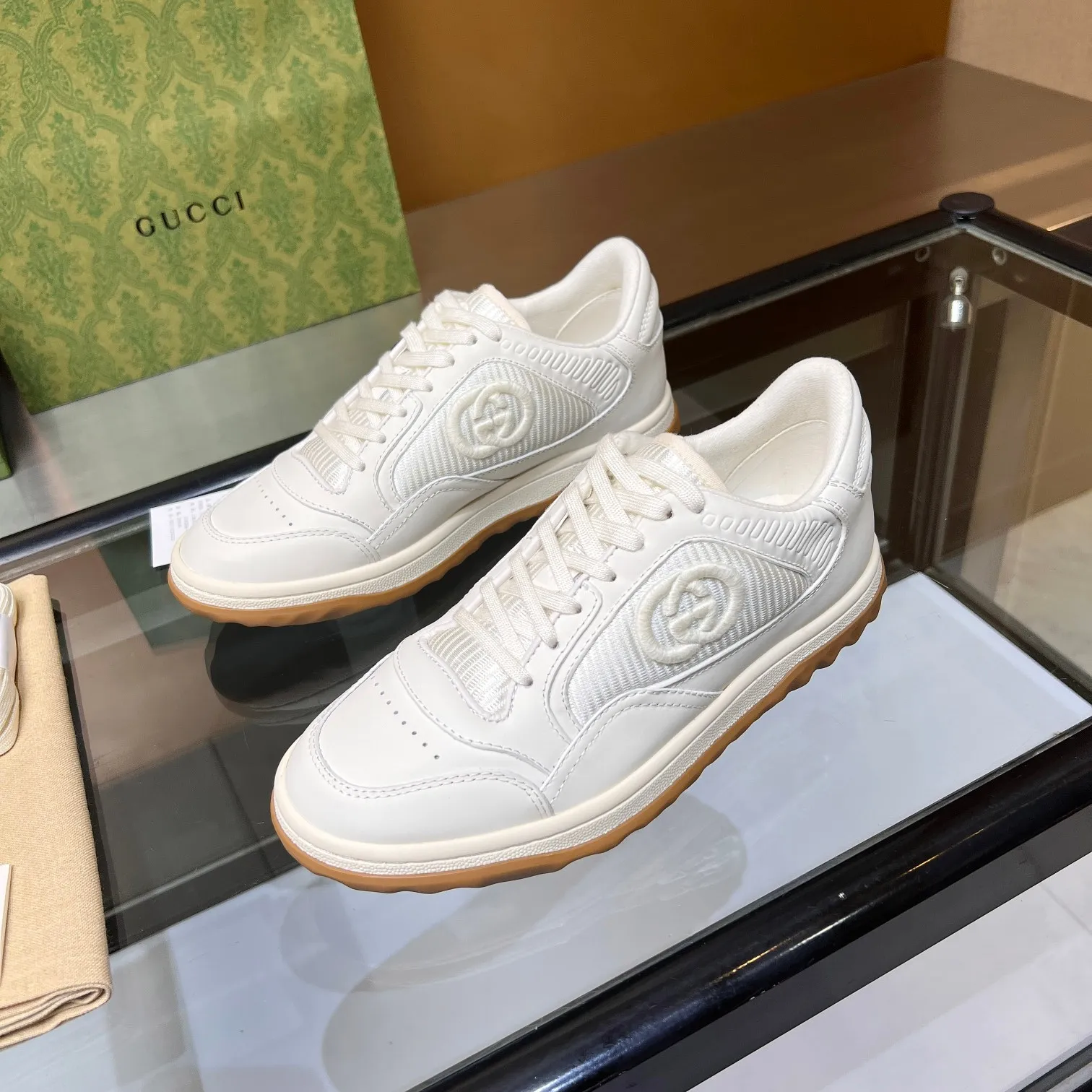 👟👟Ex-factory price 520👟👟 Top version, full styling effect, instant sales of the common practice of soft treading in the market, 💣💣💣Gucci2023 early spring Gucci G home latest hot style MAC80 sports shoes couple style casual retro distressed dirty shoes small dirty shoes small white shoes🌸🌸🌸 original purchase and development Production Gucci MAC80 new hot-selling series. The exquisite and compact interlocking double G logo romantically interprets the aesthetic concept of this series. Made of off-white leather, ▪️Material: original customized imported first-layer cowhide ▪️Inner lining: original customized imported breathable mesh ▪️Outsole: original molded two-color TPU outsole ▪️Sole thickness: 3CM ▪️Size: women's 35-40 / men's 39-45